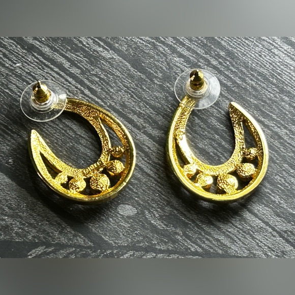 BUTLER Classic Crystal Earrings with Goldtone Finish. Absolutely Stunning - Picture 11 of 13